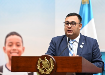 Viceministro Suriano detalla mejoras en el Aeropuerto La Aurora./Foto: Byron de la Cruz.