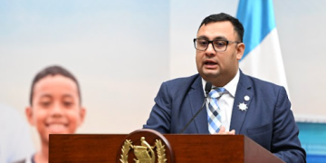 Viceministro Suriano detalla mejoras en el Aeropuerto La Aurora./Foto: Byron de la Cruz.