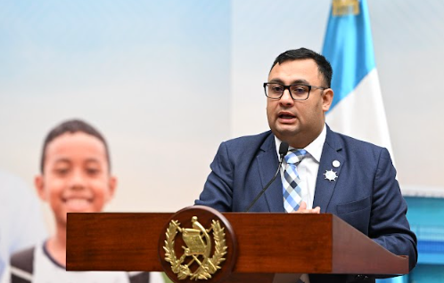 Viceministro Suriano detalla mejoras en el Aeropuerto La Aurora./Foto: Byron de la Cruz.