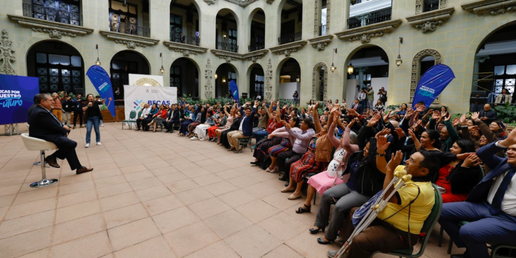 Becas por Nuestro Futuro ha beneficiado a 122 guatemaltecos