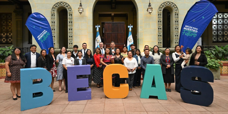 Tercera convocatoria de Becas por Nuestro Futuro suma más de 2 mil postulaciones. / Foto: Byron de la Cruz.