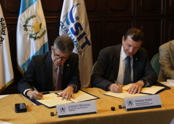 Ministerio de Salud y Superintendencia de Telecomunicaciones firman convenio para llevar conectividad digital a establecimientos de salud. (Foto: MSPAS)