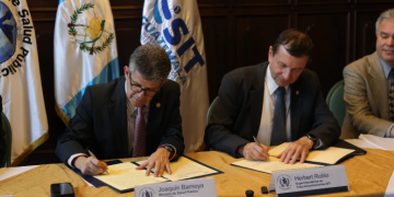 Ministerio de Salud y Superintendencia de Telecomunicaciones firman convenio para llevar conectividad digital a establecimientos de salud. (Foto: MSPAS)