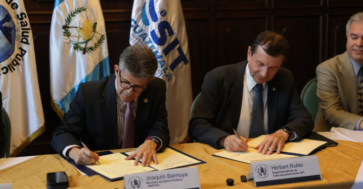 Ministerio de Salud y Superintendencia de Telecomunicaciones firman convenio para llevar conectividad digital a establecimientos de salud. (Foto: MSPAS)
