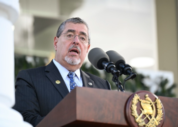Presidente Bernardo Arévalo, durante ascenso a general de división del Ejército de Guatemala.