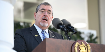 Presidente Bernardo Arévalo, durante ascenso a general de división del Ejército de Guatemala.