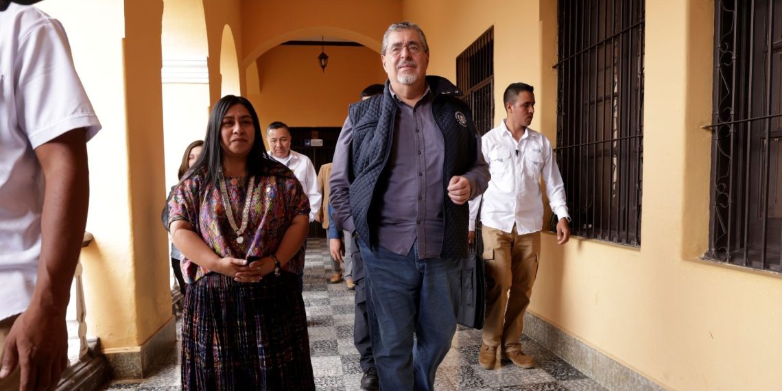 El presidente Bernardo Arévalo recorre la sede de la Gobernación Departamental de Alta Verapaz, en el inicio de su gira A tu Tierra en ese departamento. /Foto: Dieckéns Zamora