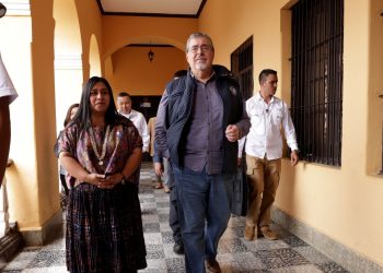 El presidente Bernardo Arévalo recorre la sede de la Gobernación Departamental de Alta Verapaz, en el inicio de su gira A tu Tierra en ese departamento. /Foto: Dieckéns Zamora