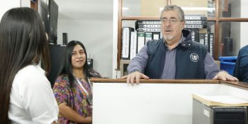 El presidente Bernardo Arévalo, durante un recorrido por el edificio de la Gobernación Departamental de Alta Verapaz, a donde llegó como parte de su gira A tu Tierra.