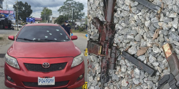 Tres hombres viajaban a bordo del vehículo rojo atacado en Huehuetenango. / Foto: PNC.