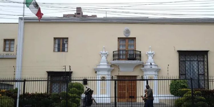 La Embajada de México en Lima, Perú, permanece cerrada desde el lunes.