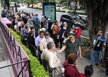 Cientos de personas acudieron a la feria de empleo del Mintrab dirigida a adultos mayores de 55 años.