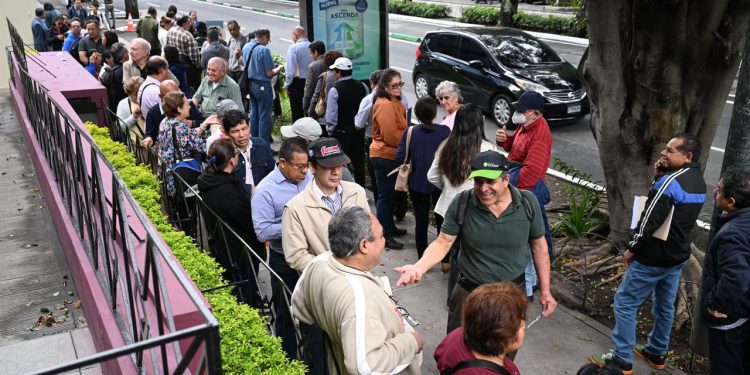 Cientos de personas acudieron a la feria de empleo del Mintrab dirigida a adultos mayores de 55 años.