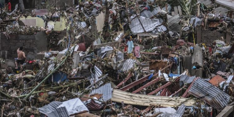 Destrucción y muerte dejó el tifón Kalmaegi a su paso por Filipinas.