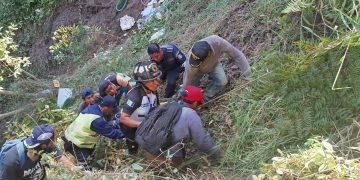 Microbús cae a un barranco en Chiantla, Huehuetenang, reportando heridos y fallecidos. (Foto: CBV)