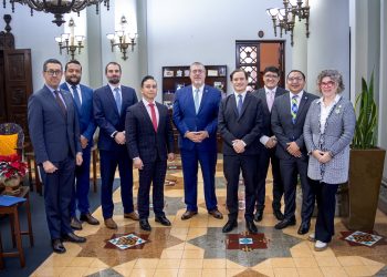 Presidente se reúne con miembros de la Superintendencia de Competencia