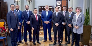 Presidente se reúne con miembros de la Superintendencia de Competencia
