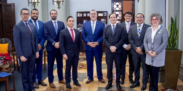 Presidente se reúne con miembros de la Superintendencia de Competencia