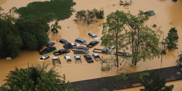 Intenso temporal deja gran cantidad de muertos, desaparecidos y daños en el sur de Asia.