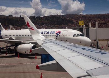 La aerolínea Latam se sumó a la suspensión de vuelos hacia Venezuela.