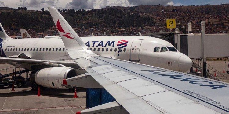 La aerolínea Latam se sumó a la suspensión de vuelos hacia Venezuela.