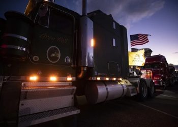 El Departamento de Transporte de EE. UU. presiona a California para que cancele las licencias para transporte de carga y y buses escolares supuestamente otorgadas a migrantes indocumentados.