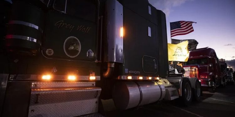 El Departamento de Transporte de EE. UU. presiona a California para que cancele las licencias para transporte de carga y y buses escolares supuestamente otorgadas a migrantes indocumentados.