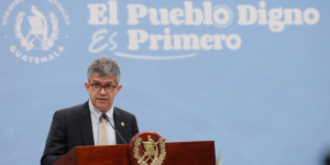 Gremio de médicos muestra su respaldo al ministro Joaquín Barnoya./Foto: SCSP.