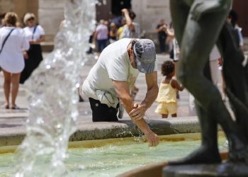 Las olas de calor causan miles de muertes cada año. La ONU lanza plan de refrigeración baja en emisiones para reducir las emisiones de gases de efecto invernadero.