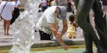 Las olas de calor causan miles de muertes cada año. La ONU lanza plan de refrigeración baja en emisiones para reducir las emisiones de gases de efecto invernadero.