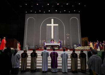El papa León XIV preside una misa ante unos 4 mil feligreses en Estambul, Türkiye.