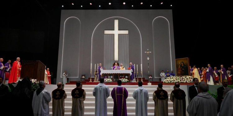 El papa León XIV preside una misa ante unos 4 mil feligreses en Estambul, Türkiye.