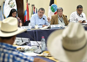 El presidente Bernardo Arévalo, durante una reunión con líderes locales de Alta Verapaz, durante su gira A tu Tierra, en la que promueve los gobiernos departamentales.