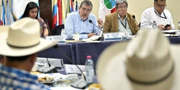 El presidente Bernardo Arévalo, durante una reunión con líderes locales de Alta Verapaz, durante su gira A tu Tierra, en la que promueve los gobiernos departamentales.