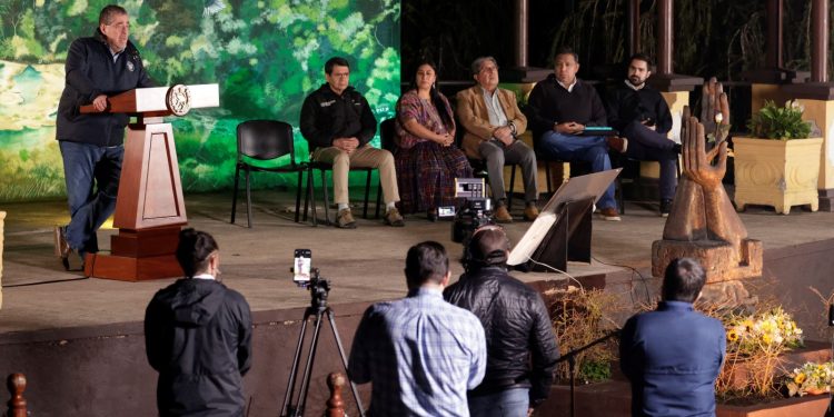 l presidente Bernardo Arévalo, durante la conferencia de prensa La Ronda, celebrada en Cobán, Alta Verapaz./Foto: Dickéns Zamora
