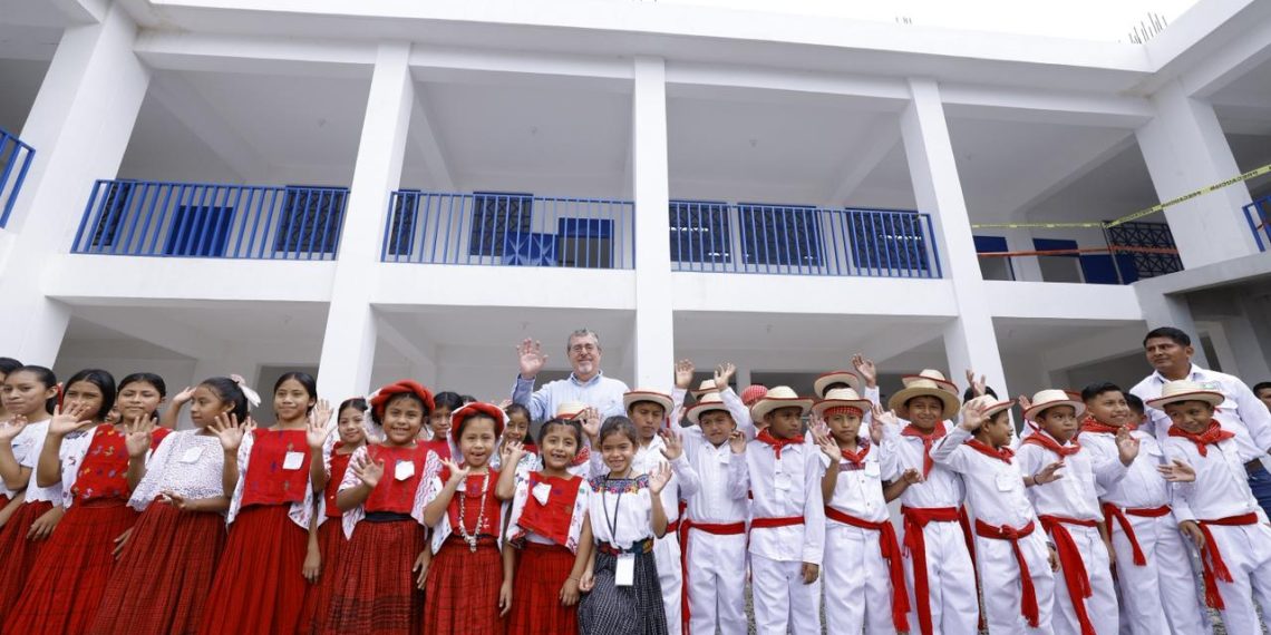 El presidente Bernardo Arévalo comparte con estudiantes de la escuela de San Miguel Tucurú, Alta Verapaz, quienes ocuparán las nuevas instalaciones.