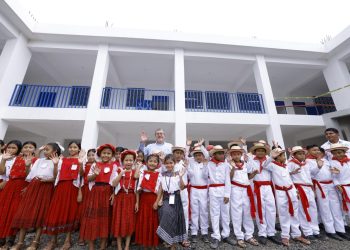 El presidente Bernardo Arévalo comparte con estudiantes de la escuela de San Miguel Tucurú, Alta Verapaz, quienes ocuparán las nuevas instalaciones.