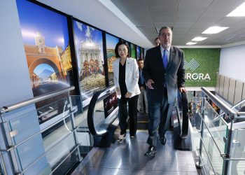 El presidente Bernardo Arévalo, junto a la embajadora de la República de China (Taiwán) durante recorrido en el Aeropuerto Internacional La Aurora.