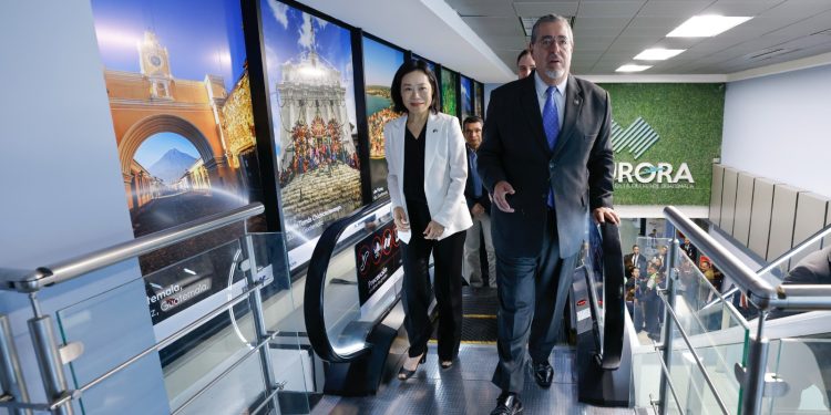 El presidente Bernardo Arévalo, junto a la embajadora de la República de China (Taiwán) durante recorrido en el Aeropuerto Internacional La Aurora.