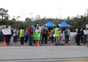 Un grupo de personas de Florida se manifestó recientemente contra las detenciones de migrantes. /Foto: captada de video de EFE