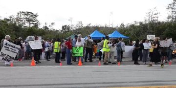 Un grupo de personas de Florida se manifestó recientemente contra las detenciones de migrantes. /Foto: captada de video de EFE