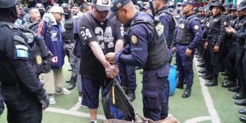 Agentes de la Policía Nacional Civil registran a reclusos durante requisa en el centro preventivo de la zona 18.