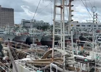 Decenas de barcos pesqueros permanecen anclados en el puerto de la ciudad de Kaohsiung, ante la inminente llegada del tifón Fung-wong. /Foto: captada de un video de EFE