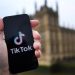 El objetivo de las nuevas medidas de TikTok es detectar y restringir las cuentas que difunden odio y violencia.
