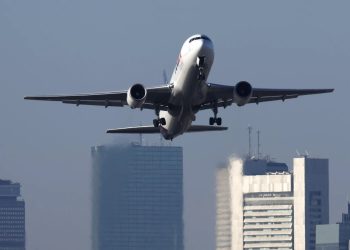 Las autoridades de transporte de EE. UU. ordenaron la suspensión del 4 % de los vuelos, luego de que el cierre del gobierno llegara a 38 días.