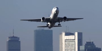 Las autoridades de transporte de EE. UU. ordenaron la suspensión del 4 % de los vuelos, luego de que el cierre del gobierno llegara a 38 días.