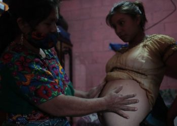 Este 19 de noviembre el MSPAS hará la segunda entrega del apoyo económico a las comadronas. (Foto: archivo Noé Pérez)