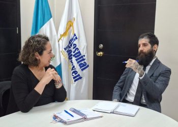 Directora del Hospital Roosevelt en reunión con Pepe El Barbero. / Foto: Hospital Roosevelt.