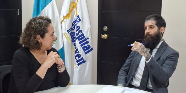 Directora del Hospital Roosevelt en reunión con Pepe El Barbero. / Foto: Hospital Roosevelt.