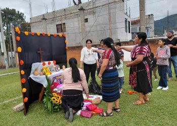 Los jóvenes elaboraron sus altares con los conocimientos que recibieron. / Foto: MCD.